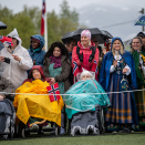 Folk i Leirfjord trosset været og møtte opp for å hilse Kongeparet. Foto: Anika Byrde / NTB